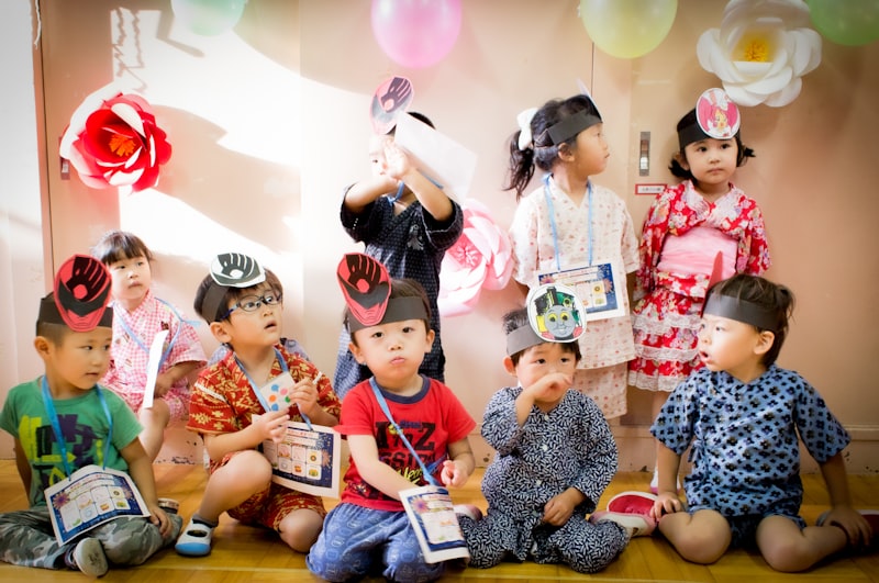 Enfants jouant pendant le déménagement